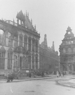 Ausgebrannt: der Schütting und das historistische Gebäude am Markt 12. Quelle: Staatsarchiv Bremen