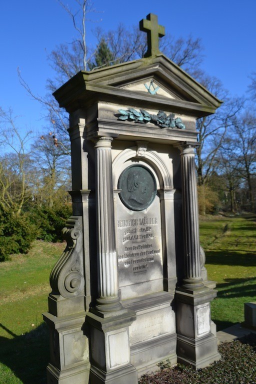 Auf dem Riensberger Friedhof fand Heinrich Müller seine letzte Ruhe - unter einem Grabstein, der klassizistisch und nicht neugotisch gehalten ist. Foto: Frank Hethey