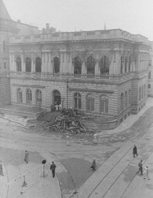 Schwer beschädigt: das ausgebrannte Museumsgebäude im Juni 1942. Quelle: Staatsarchiv Bremen 