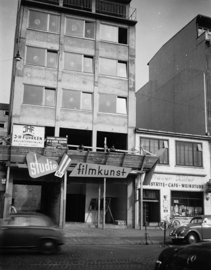 Im April 1957 war das Gebäude am Herdentorsteinweg 39 erst im Rohbau fertig, als der Kinobetrieb schon startete. Rechts befand sich in Nr. 38 die Gaststätte „Grauer Kater“ (heute „Klause 38“). Quelle: Staatsarchiv Bremen