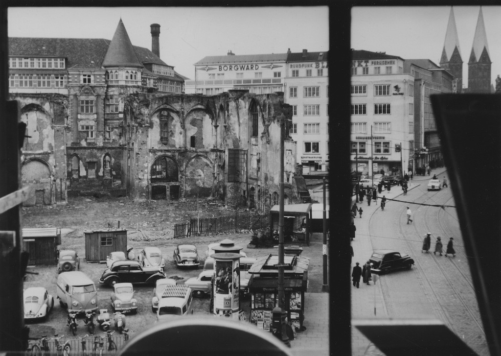 Borgward ist überall: Werbung für Borgward in der Bremer Innenstadt 1952; vorn die Ansgarii-Ruine, links dahinter das Lloyd-Gebäude. Quelle: Staatsarchiv Bremen 