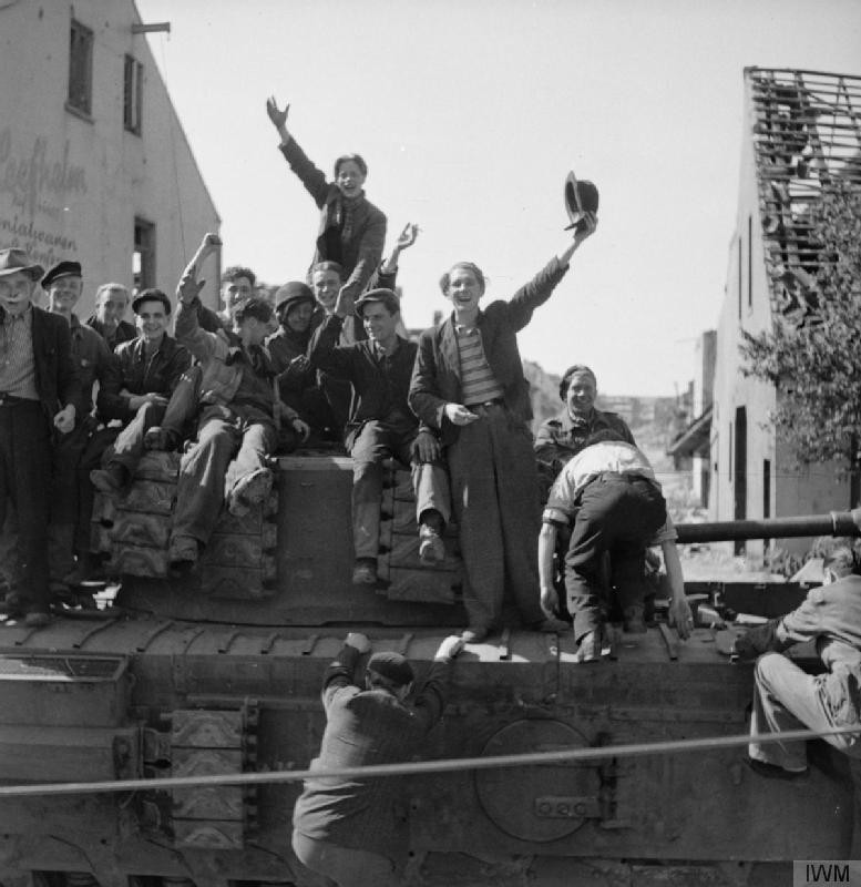 Am Anfang war der Jubel: befreite Zwangsarbeiter begrüßen britische Truppen beim Einmarsch in Bremen. Quelle: Imperial War Museum