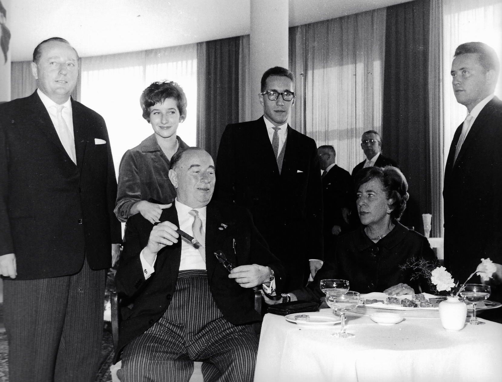 Als sich schon dunkle Wolken über sein Imperium zusammenzogen: Carl F.W. Borgward im November 1960 mit (v. l.) Kurt, Monica, Peter, Elisabeth und Claus Borgward. Bildvorlage: Monica Borgward