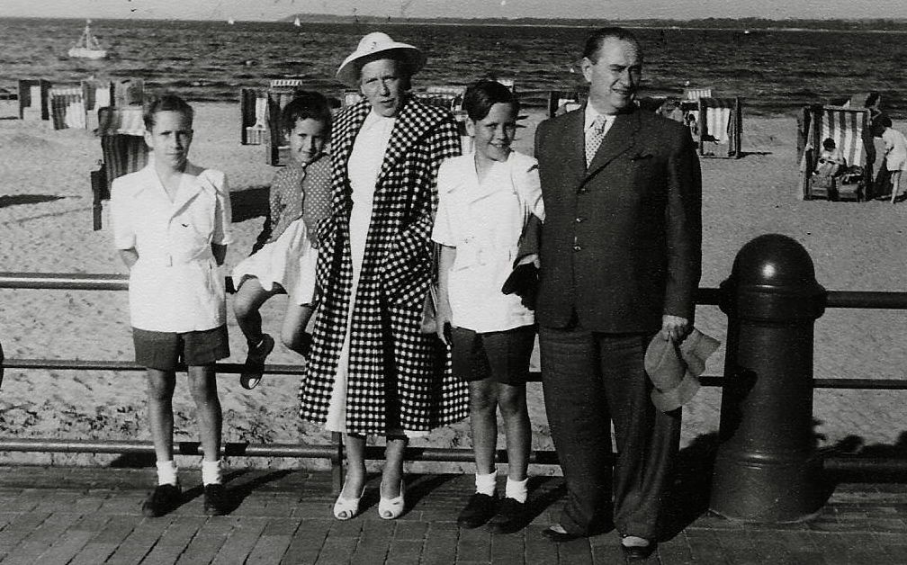 Unbeschwerter Urlaub an der Ostsee 1950: (v. l.) Claus, Monica, Elisabeth, Peter und Carl F.W. Borgward. Bildvorlage: Monica Borgward