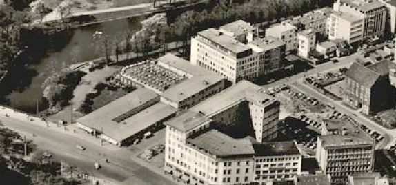 Flach, aber komplex: der Hillmann-Komplex mit Café und Passage auf einer Luftaufnahme von 1958. Quelle: Peter Strotmann