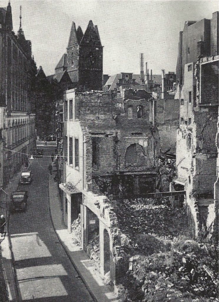Schluss mit lustig: Am 6. Oktober 1944 wurde das alte „Astoria“ an der Katharinenstraße komplett zerstört. Im Hintergrund der ausgebrannte Turm der Liebfrauenkirche. Quelle: 50 Jahre Astoria Theater Bremen