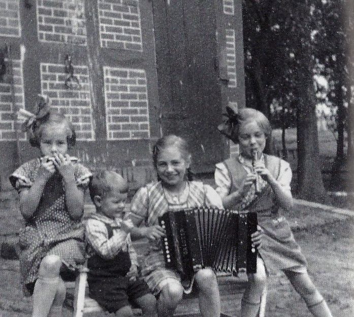 Überlebten den 21. November 1945 nicht: die vier Kinder Wilhelm Hamelmans - Lieschen, Willi, Ruth und Martha. Bildvorlagen: Dachale, Versöhnung im Alleingang, Bremen 2013