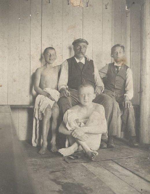 Ein stadtbekanntes Original: Hermann Wagenbrett mit jungen Badegästen im Sommer 1898. Quelle: Staatsarchiv Bremen 