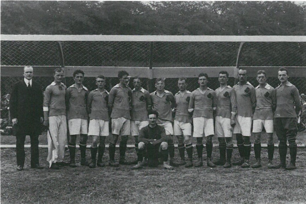 Die Mannschaft des Bremer SV von 1906 e.V nach dem Eröffnungsspiel am 1. August 1920. Quelle: Bremer Sport-Verein von 1906 e.V.