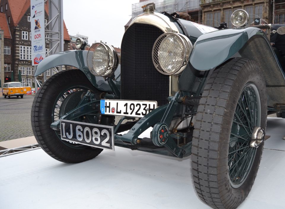 Betagt, aber immer noch spritzig: der älteste Teilnehmer der Bremen Oldtimer Classics, ein Bentley von 1923. Foto: Frank Hethey