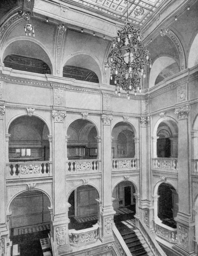 Bild 6: In den Galerien des Haupttreppenhauses standen die Angestellten und begrüßten den prominenten Besucher. Quelle: Staatsarchiv Bremen