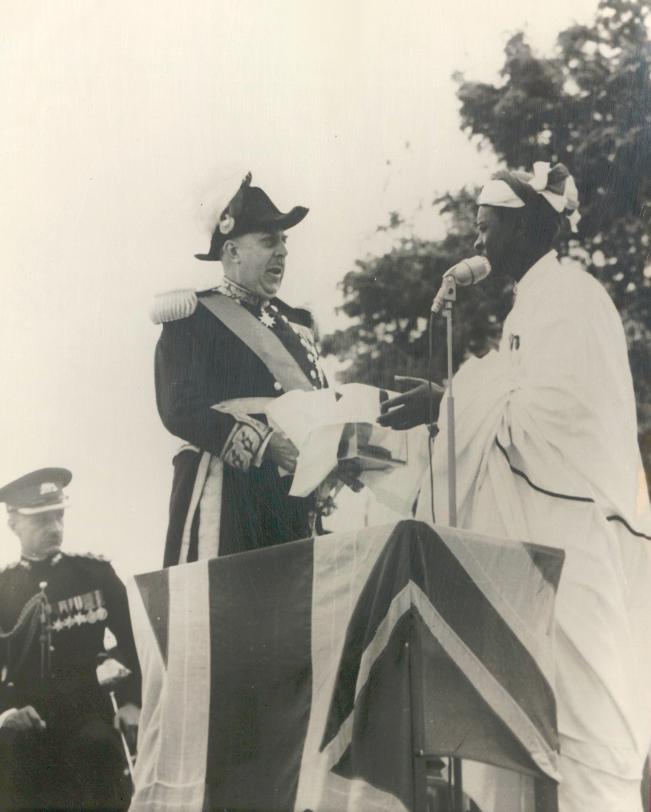 Übergabe des Schädel des Chiefs Mkwawa von Gouverneur Sir Edward Twining an Mkwawas Enkel Chief Adam Sapi. Quelle: Staatsarchiv Bremen