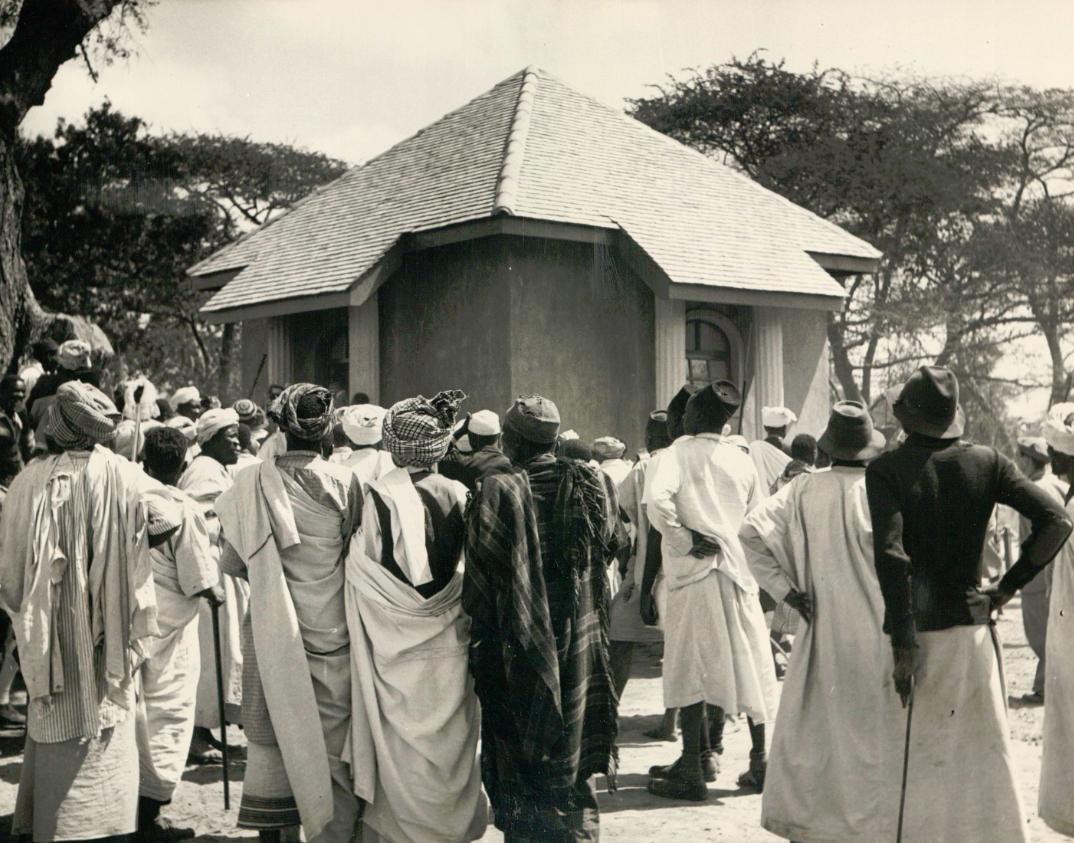 Die Stammenangehörigen strömen zum Mausoleum, um dem Schädel des Häuptlings Mkwawa die letzte Ehre zu beweisen. Quelle: Staatsarchiv Bremen