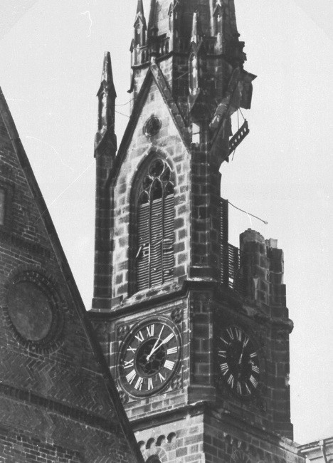 Am seidenen Faden: Der Kirchturm der St. Stephani-Kirche stützt sich nur noch auf einen Gebäuderest, Foto von der Nordostseite 1948. Quelle: Staatsarchiv Bremen