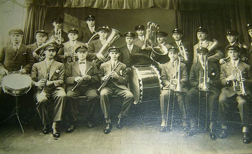 Ein Bild aus besseren Tagen: Als Mitglied des Bordorchesters der „Bremen“ konnte Walter Bobsin (vordere Reihe sitzend, 2. v. li.) sämtliche Blasinstrumente spielen. Diese Aufnahme entstand 1937. Bildvorlage: Ursula Maurer