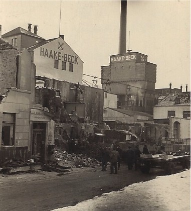 Schwer in Mitleidenschaft gezogen: die Eisfabrik Huxmann nach dem Luftangriff vom 2. Januar 1941. Quelle: Privat