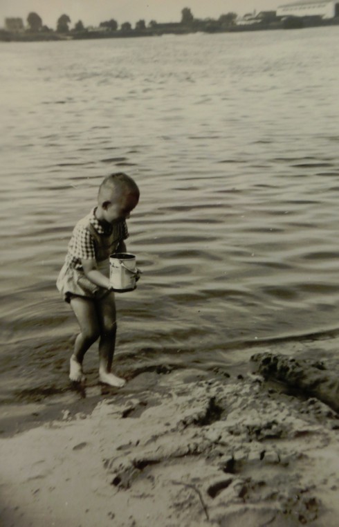 Voll in seinem Element: der damals dreijährige Briefschreiber Hans am Vegesacker Strand. Bildvorlage: Privat 