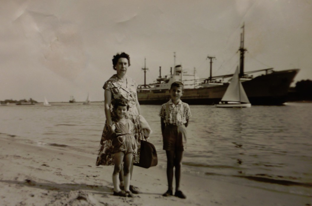 Weseridylle mit Frachter: Meine Mutter, meine Schwester und ich. Im Hintergrund ein Seeschiff auf dem Weg nach Bremerhaven. Bildvorlage: Privat 