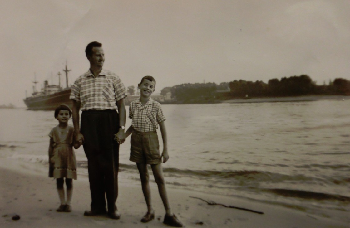 Sommerurlaub in Vegesack: der stolze Papa mit seinen Kindern. Bildvorlage: Privat