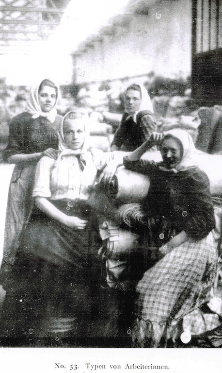 „Typen von Arbeiterinnen“ ist dieses Foto betitelt - doch es steckt noch weit mehr dahinter. Quelle: „Der Staat Bremen. Historisch-biographische Blätter“, Berlin 1907