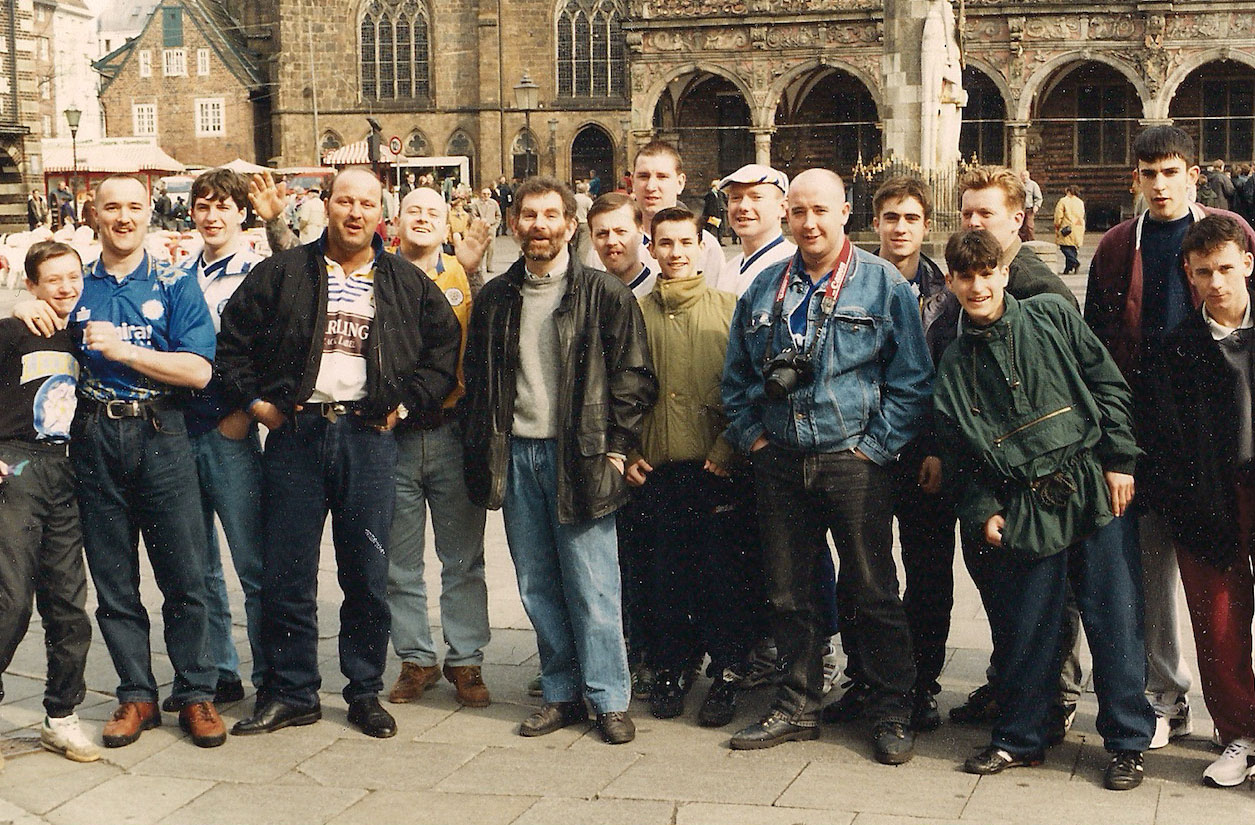 Auf Tuchfühlung: Beim Rundgang durch Bremen kamen sich Ian Watson (Mitte, mit Bart) und die Gäste aus Leeds näher. Bildvorlage: Ian Watson
