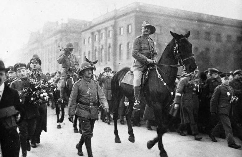 Triumphaler Empfang in Berlin: Paul von Lettow-Vorbeck im März 1919. Quelle: Bundesarchiv Koblenz