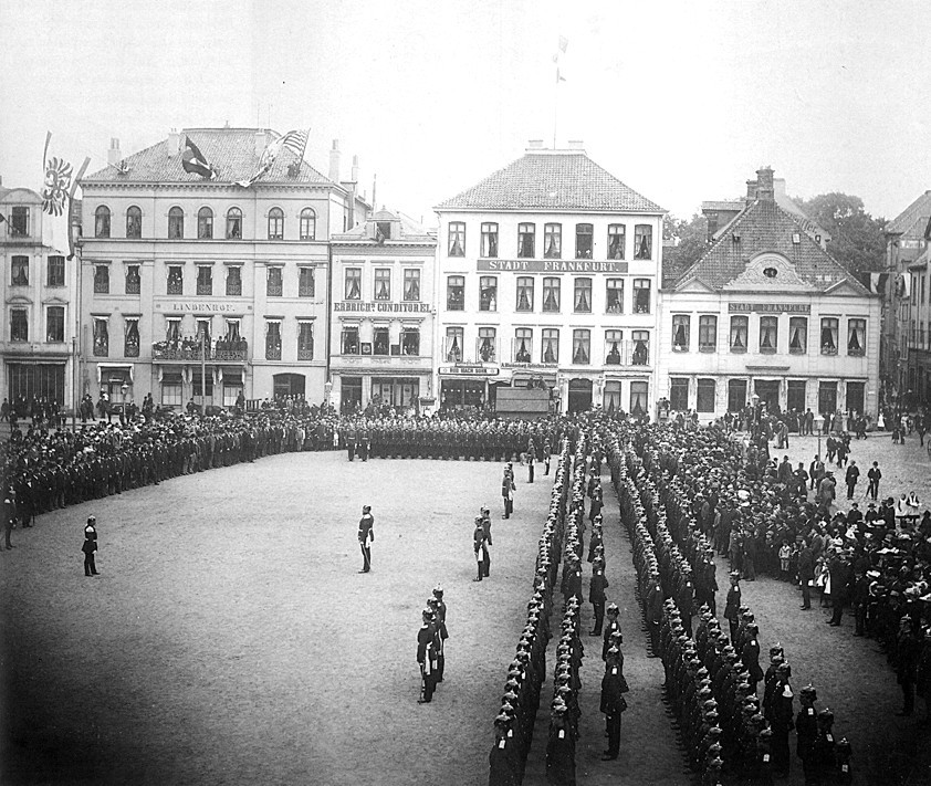 Einst ein gesuchter Hotelstandort in Bremen: der Domshof (hier 1891) mit dem legendären Hotel Lindenhof als zweitem Gebäude von links. Quelle: Wikicommons 