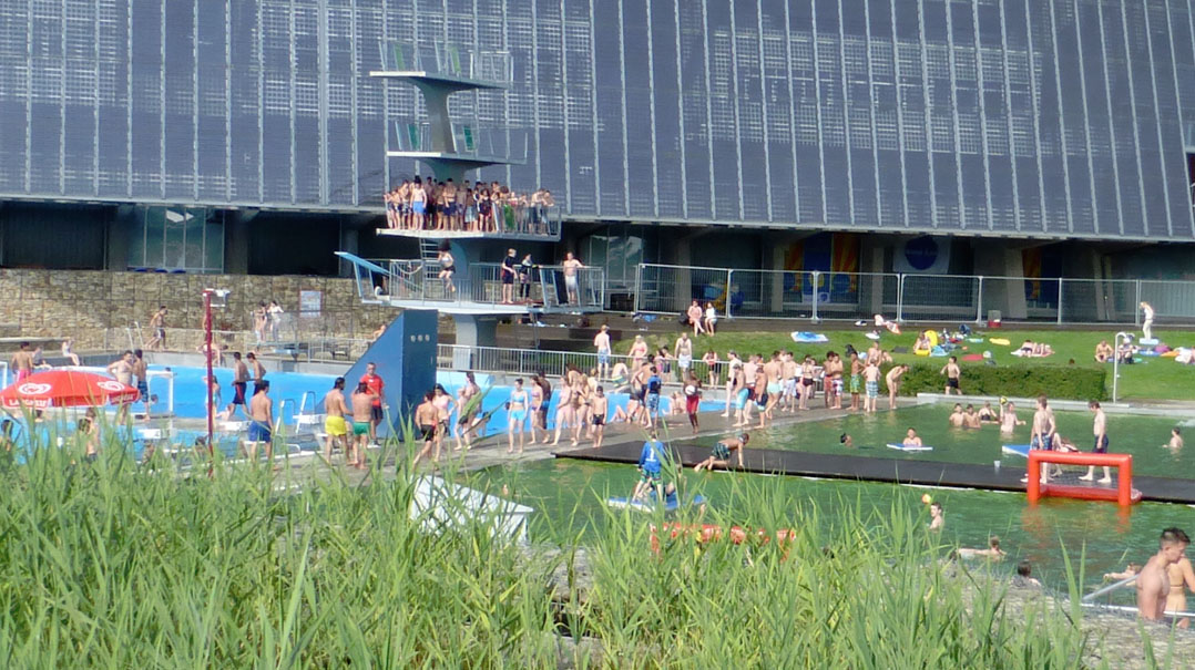 Viel Gedränge auf dem Sprungturm: Badevergnügen im Stadionbad heute. Foto: Peter Strotmann