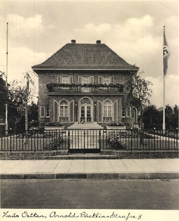 Haus Oetken, Arnold-Böcklin-Straße 5: Zwei Fahnenmasten mit aufgezogenen Hakenkreuzflaggen. Quelle: Staatsarchiv Bremen 