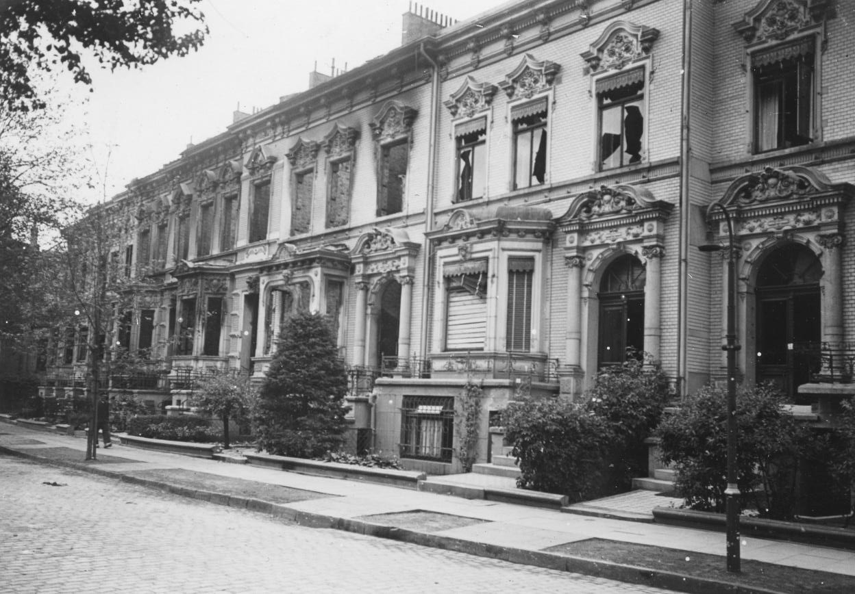 Kein Glitter ohne Gitter: die Franz-Liszt-Straße mit ungeraden Hausnummern 1942, alle Vorgärten sind „entgittert“. Quelle: Staatsarchiv Bremen 
