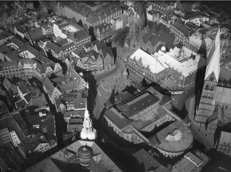 Noch weitegehend unzerstört: der Bremer Marktplatz, aufgenommen 1943. Quelle: Fotoarchiv Marburg 