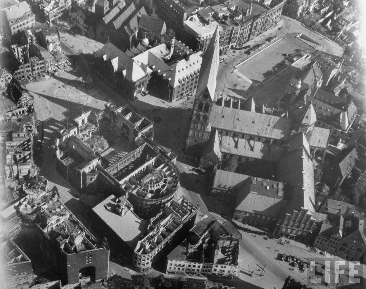 Wie ein Blick in Puppenhäuser: Bremer Marktplatz aufgenommen im Mai 1945. Quelle: LIFE 