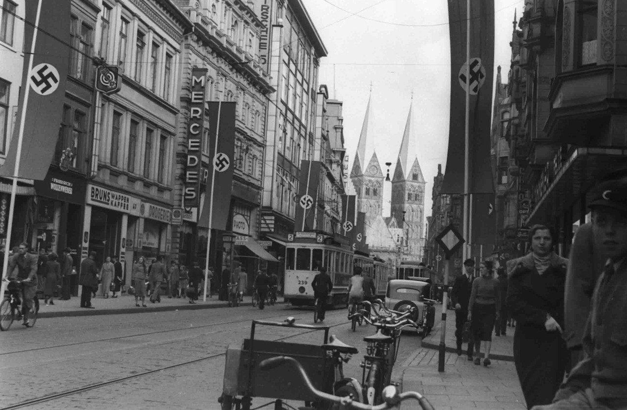 Immer wieder Flagge zeigen: In der NS-Zeit trieb man es damit auf die Spitze, hier ein Blick in die Obernstraße 1938. Quelle: Senatspressestelle