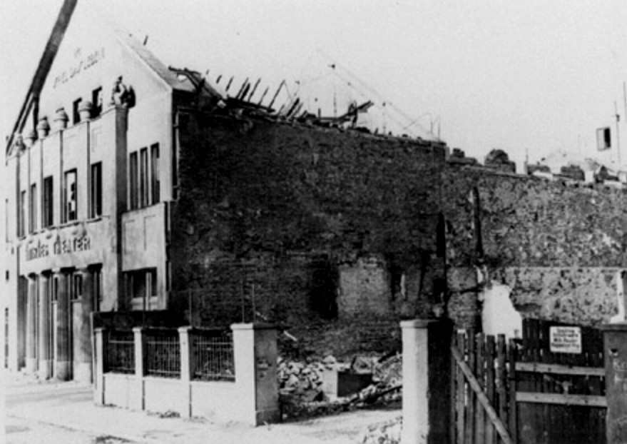 Nach dem 103. Luftangriff stehen nur noch ein paar aufragende Mauern mit leeren Tür- und Fensterhöhlen. Quelle: Staatsarchiv Bremen 