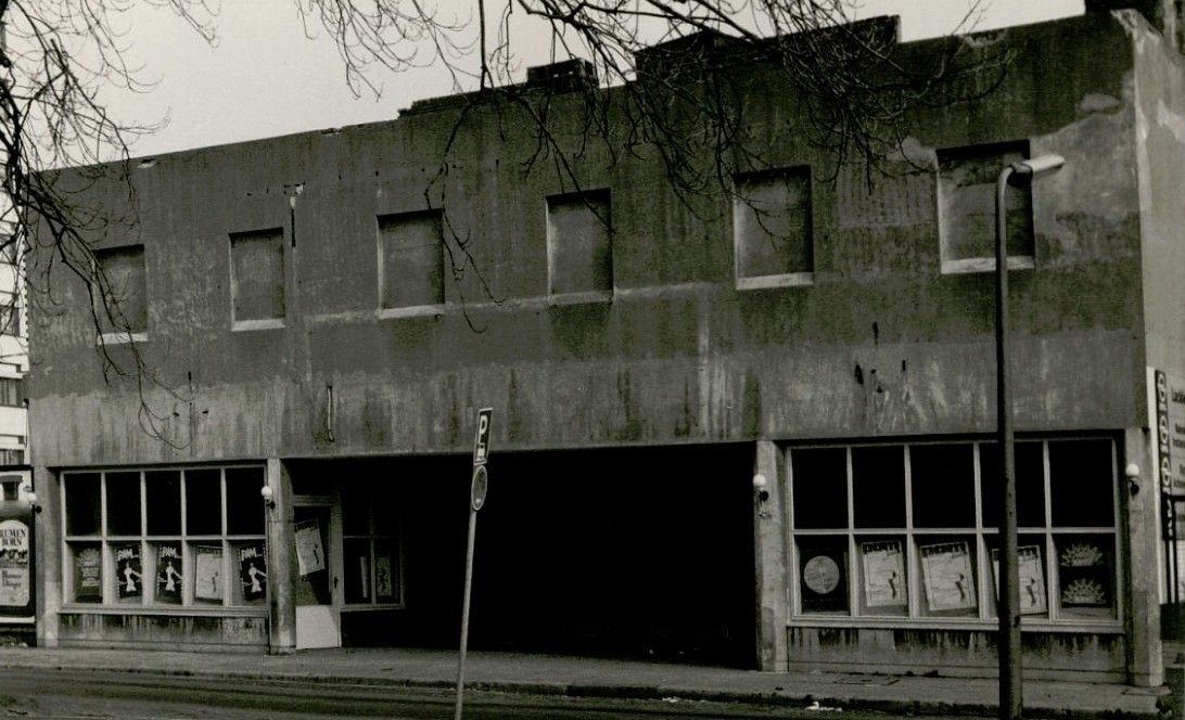 Modernes Theater im April 1980: Die Fassade macht einen heruntergekommenen Eindruck. Quelle: Staatsarchiv Bremen 