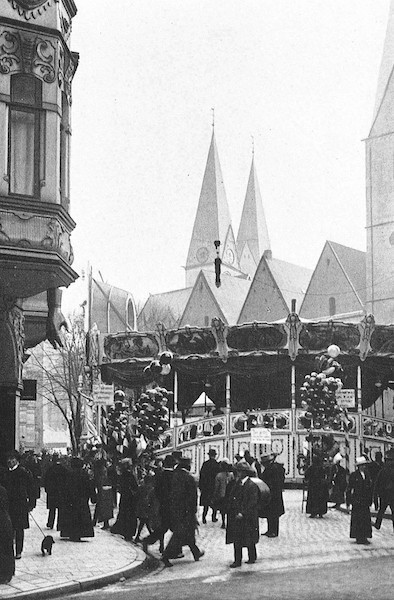 schwarz-weiß Aufnahme eines Fahrgeschäftes auf dem Bremer Freimarkt 1913